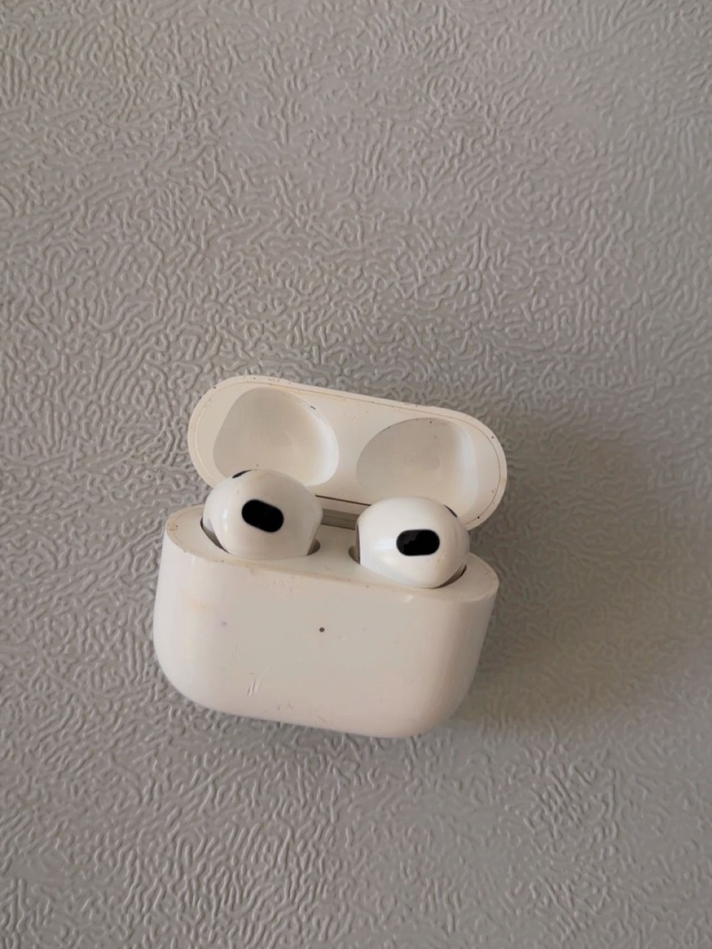 Apple White True Wireless Earbuds with Charging Case